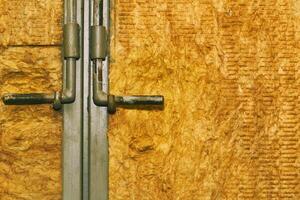 metall deadbolt på en dörr eller Port täckt med trä- kartong foto