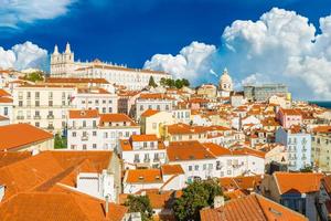 vacker stadsbild i lissabon med historiska byggnader och enorma cumulusmoln, portugal foto