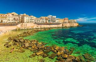 stadsbild av ortygia. stadsstrand i det historiska centrum av Syracuse, berömd plats på Sicilien, Italien foto