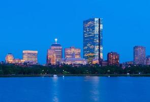 boston skyline i skymningen. kontorsbyggnader i back bay. urban panorama på kvällen. massachusetts, usa foto