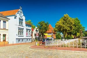 utsikt över en gata i buxtehude, en liten tysk stad foto