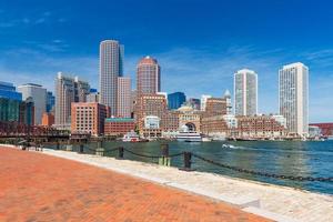 boston skyline på sommardagen, skyskrapor i centrum mot den blå himlen, utsikt från hamnen, massachusetts, usa foto