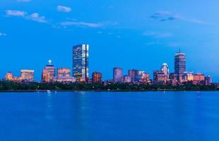 boston stadsbild. panorama av back bay i skymningen. utsikt från cambridge över charles river, massachusetts, usa foto