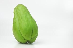 en färsk chayote på en vit bakgrund foto