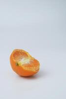 Foto av en skalad orange använder sig av en vit bakgrund