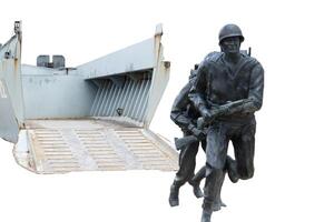 normandie Frankrike D-dagen minnesmärke landning hantverk soldater skulpturer klippning väg isolerat foto