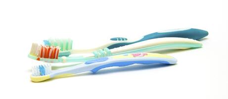 tandborstar på en vit bakgrund foto