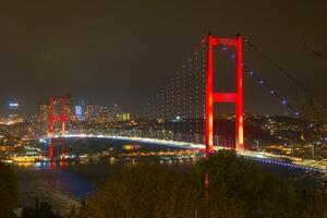 bosphorus bro eller 15:e juli martrys' bro och stadsbild av istanbul foto