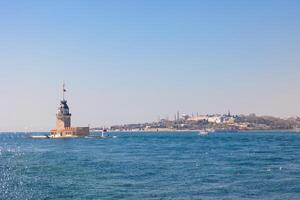 kiz kulesi eller jungfrus torn med stadsbild av istanbul på dagtid. foto