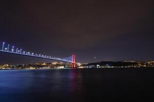 bosphorus bro aka 15 temmuz sehitler koprusu och anatoliska sida av istanbul foto