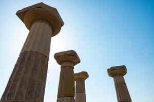 kolonner av de tempel av athena i assos gammal stad. foto