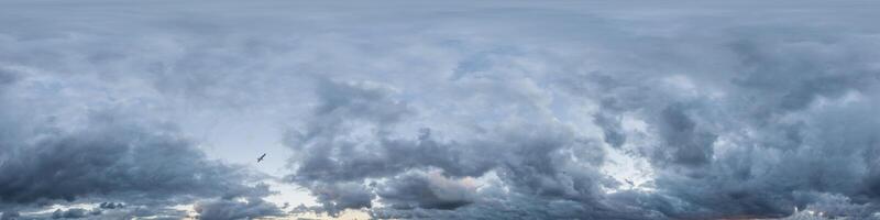 mulen himmel panorama på regnig dag med nimbostratus moln i sömlös sfärisk likriktad formatera. full zenit för använda sig av i 3d grafik, spel och för antenn Drönare 360 grad panorama som himmel kupol. foto