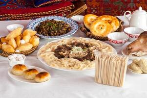nationell kazakh maträtter, beshparmak, manty, baursak foto