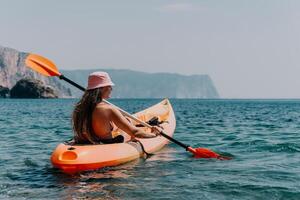 kvinna hav kajak. Lycklig leende kvinna paddling i kajak på hav. lugna hav vatten och horisont i bakgrund. aktiva livsstil på hav. sommar semester. foto