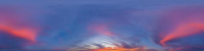 panorama av en mörk blå kväll himmel med rosa stackmoln moln. sömlös hdr 360 panorama i sfärisk likvinklig formatera. full zenit för 3d visualisering, himmel ersättning för antenn Drönare panoramabilder. foto