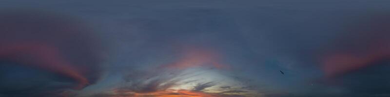 panorama av en mörk blå solnedgång himmel med rosa stackmoln moln. sömlös hdr 360 panorama i sfärisk likvinklig formatera. full zenit för 3d visualisering, himmel ersättning för antenn Drönare panoramabilder. foto