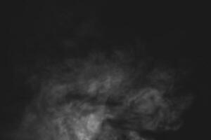 vit rök isolerat på svart bakgrund foto