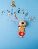 souvenirer nyckelringar från annorlunda städer av de värld foto