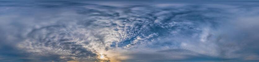 solnedgång himmel panorama med stratocumulus moln i sömlös sfärisk likriktad formatera. full zenit för använda sig av i 3d grafik, spel och redigering antenn Drönare 360 grad panorama för himmel ersättning. foto