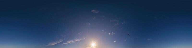 mörk blå solnedgång himmel panorama med cirrus moln. sömlös hdr pano i sfärisk likriktad formatera. komplett zenit för 3d visualisering, spel och himmel ersättning för antenn Drönare 360 panoramabilder. foto