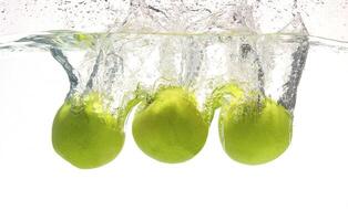 en serie, gröna äpplen i vatten foto
