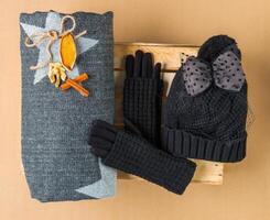 uppsättning vinterlock, halsduk och handskar på färgad bakgrund foto
