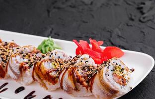 sushi uppsättning kanada rulla med lax på tallrik foto