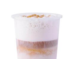 iced thai mjölk te med bubblor i plast kopp foto