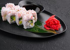 sushi rullar med krabba pinnar med avokado foto