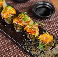 lax sushi temaki på svart tallrik foto