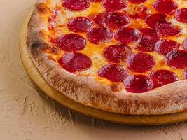 pepperoni pizza med salami topp se foto