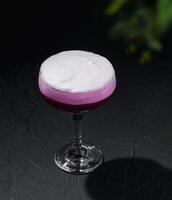 alkoholhaltig cocktail för kvinnor med skum foto