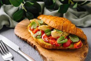 gourmet tomat och mozzarella croissant smörgås foto