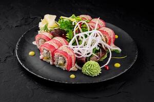 gourmet sushi rulla tallrik på svart skiffer foto
