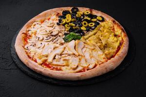 halv och halv gourmet pizza på svart bakgrund foto