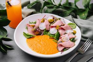 färsk steka nötkött sallad med orange klä på sig foto