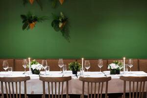 elegant dining tabell uppstart med blommig dekorationer foto