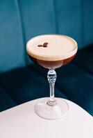 elegant espresso Martini cocktail på tabell foto