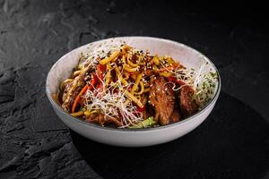 asiatisk nötkött Vispa fritera med spaghetti och grönsaker foto