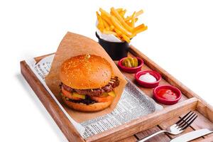 gourmet burger och frites på tjänande bricka foto