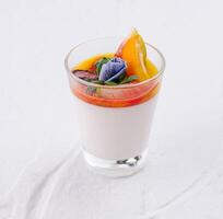 gourmet panna cotta med frukt garnering foto