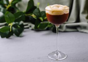 elegant espresso Martini cocktail på tabell foto