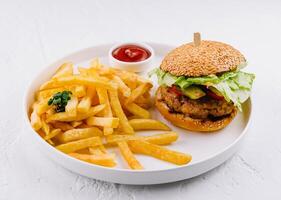 klassisk burger och frites på vit tallrik med ketchup foto