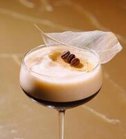 elegant espresso Martini med kaffe bönor foto