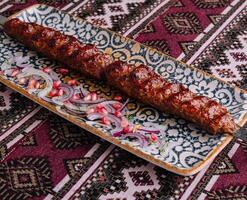 traditionell grillad kebab på utsmyckad tallrik foto