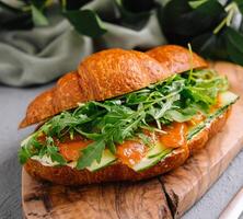 gourmet rökt lax croissant på trä- styrelse foto