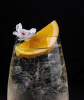 elegant gin tonic cocktail med orange skiva foto