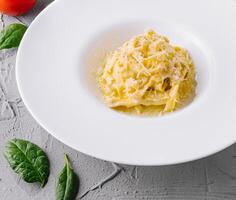 gourmet italiensk pasta maträtt på elegant tabell miljö foto