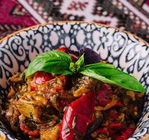 äkta kryddad aubergine gryta i traditionell skål foto