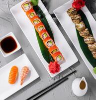 elegant japansk sushi tallrik presentation foto